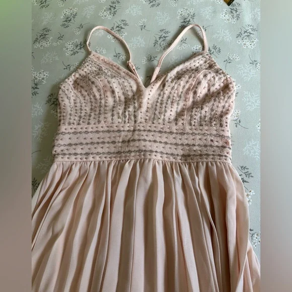 Lulus midi dress size small V-neck peach color with embroidery. - Picture 5 of 13